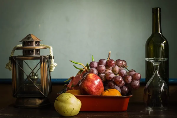 Obstschale mit Gläsern — Stockfoto