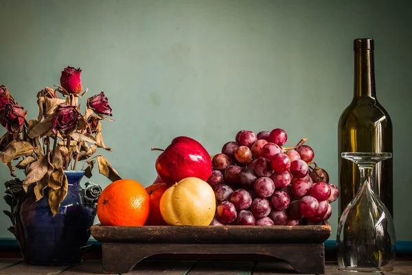 Fruit in een lade op een tafel. — Stockfoto