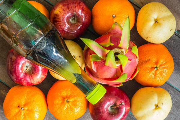 Frutas e uma garrafa de suco . — Fotografia de Stock