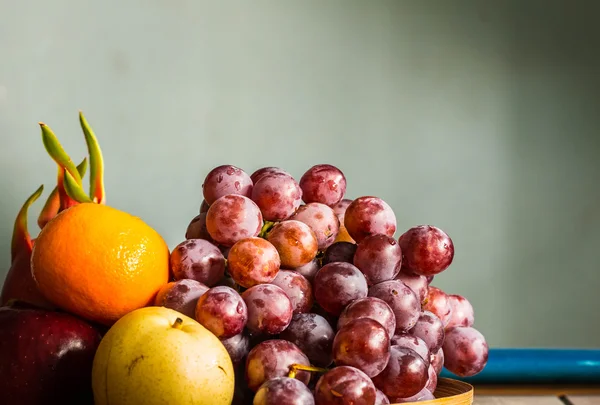 Uvas em uma bandeja — Fotografia de Stock