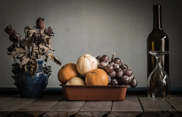 많은 과일과 유리 테이블에. — 스톡 사진