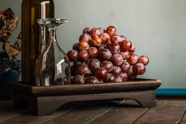Druiven op houten dienblad. — Stockfoto