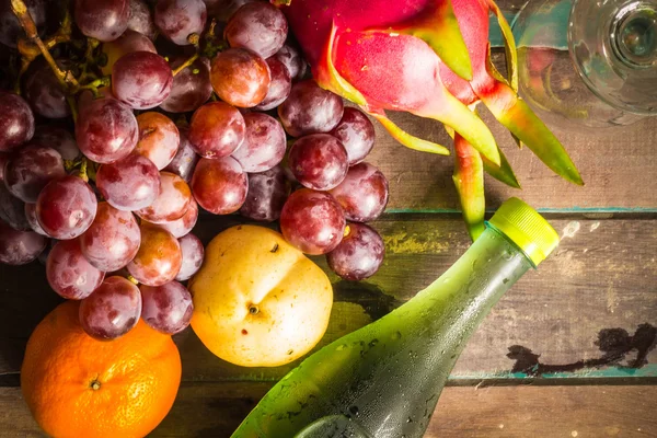 Muitos frutos em uma madeira — Fotografia de Stock