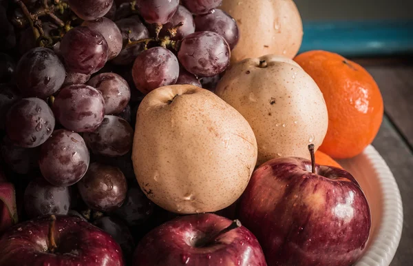 Molti frutti su vassoio — Foto Stock