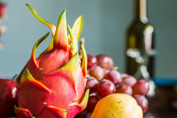 Frutta del drago sul tavolo . — Foto Stock