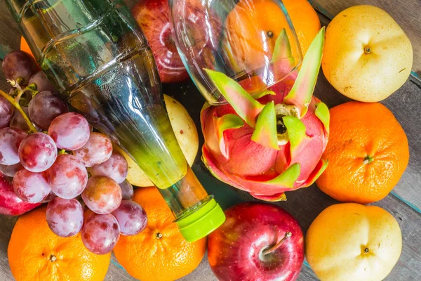 Bottiglie di frutta e succo — Foto Stock