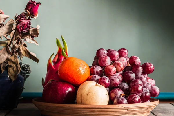 Fruit lade op de tafel. — Stockfoto