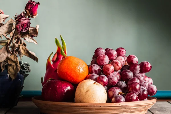 Obstschale auf dem Tisch. — Stockfoto