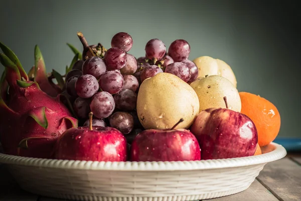 Viele Früchte in einem Tablett — Stockfoto