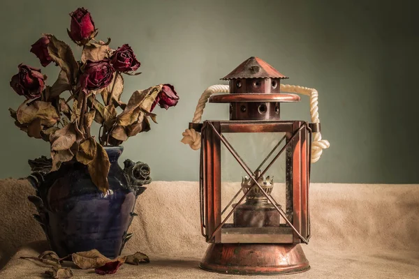 灯具、 花瓶和葡萄酒 — 图库照片