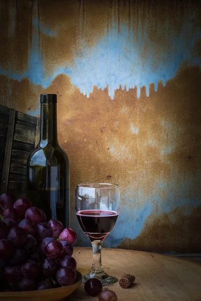 Grapes and wine glasses on a wooden — Stock Photo, Image