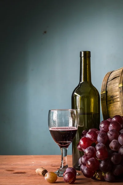 Červené víno hrozny na stůl — Stock fotografie