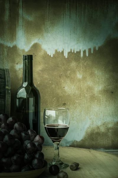 Glas wijn op een houten — Stockfoto