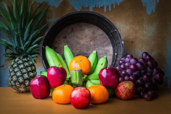 Mela e frutta su legno Fotografia Stock