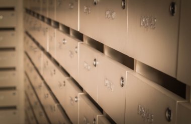 Binanın içinde posta kutusu.