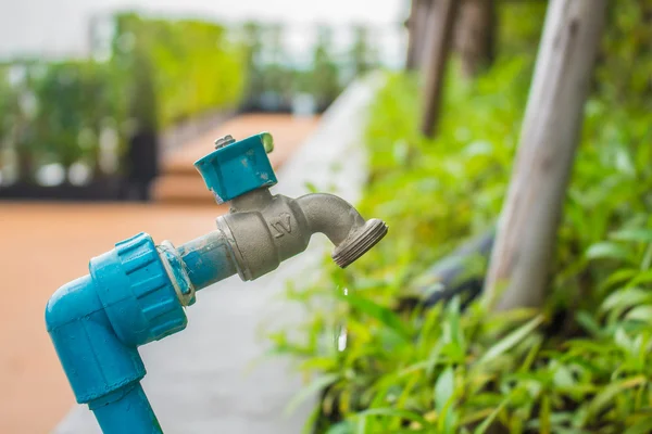 El agua del grifo no está completamente cerrada y el viejo — Foto de Stock