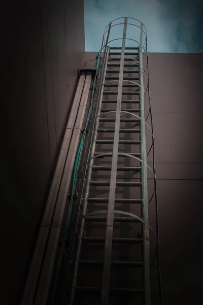 Ladders van een hoog gebouw. — Stockfoto