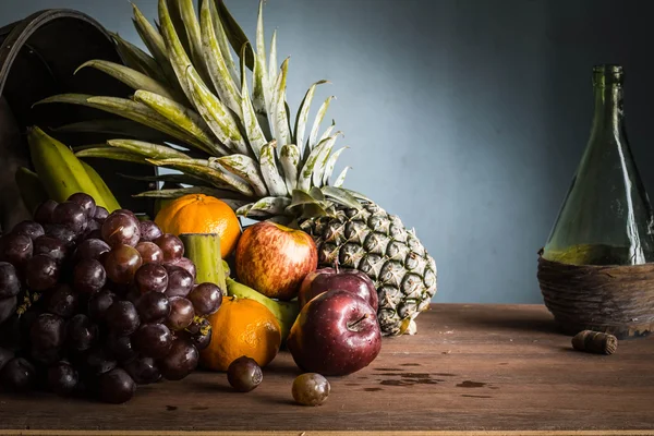 Frutos juntos em madeira . — Fotografia de Stock