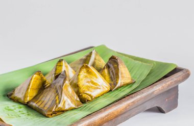 Ahşap tepsi üzerinde sarılı tatlı.