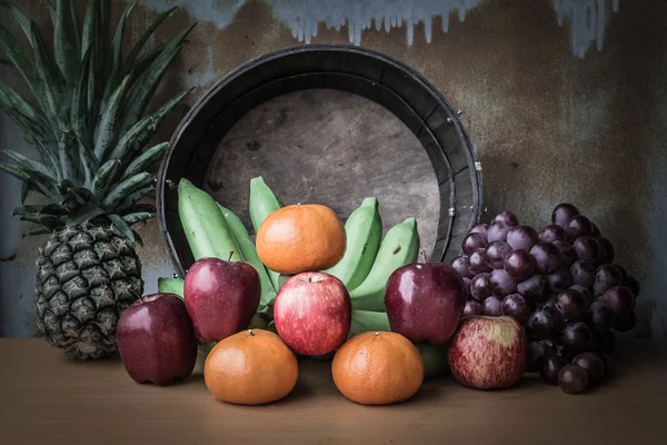 Mela e diversi tipi di frutta su un tavolo di legno . — Foto Stock