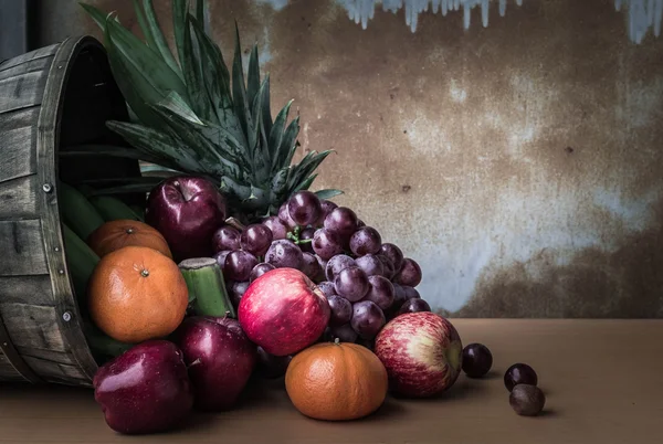 Geassorteerde vers fruit op een houten — Stockfoto