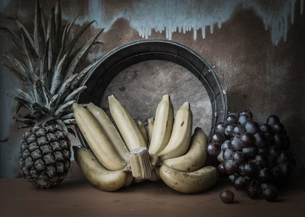 Bananer och frukter som torkas — Stockfoto