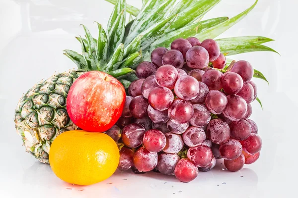 Sortido de frutas em origens — Fotografia de Stock