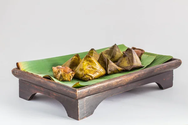 Dessert wrapped on a wooden tray. — Stock Photo, Image