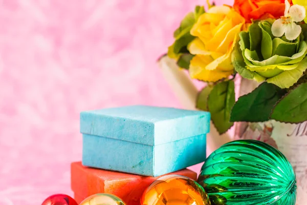 Regalos y bolas para la temporada . — Foto de Stock