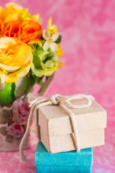 Cajas de regalo sobre un fondo rosa. — Foto de Stock