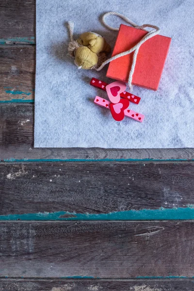 Caja de regalo sobre fondo —  Fotos de Stock