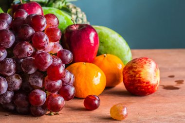 Masanın üzerinde üzüm 