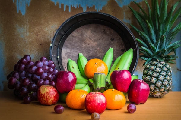 Frutta posta su un tavolo di legno . — Foto Stock