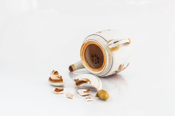 A queda destruiu restos bule de chá — Fotografia de Stock