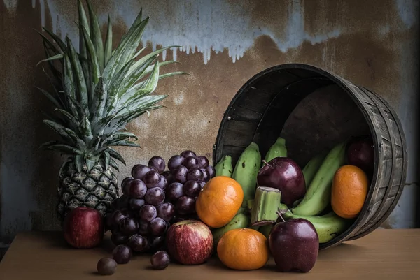 I frutti sul vecchio sfondo . — Foto Stock
