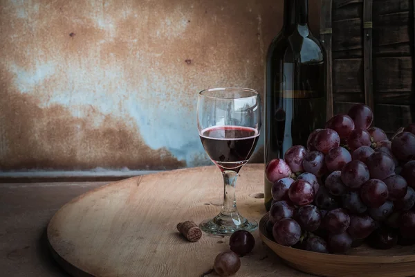 Wijn op een houten achtergrond — Stockfoto