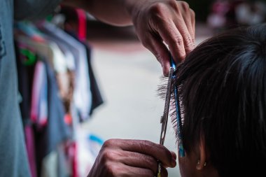 toplumda erkekler için saç kesimi.