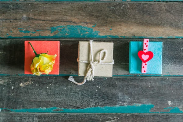 Regalos y flores en madera — Foto de Stock