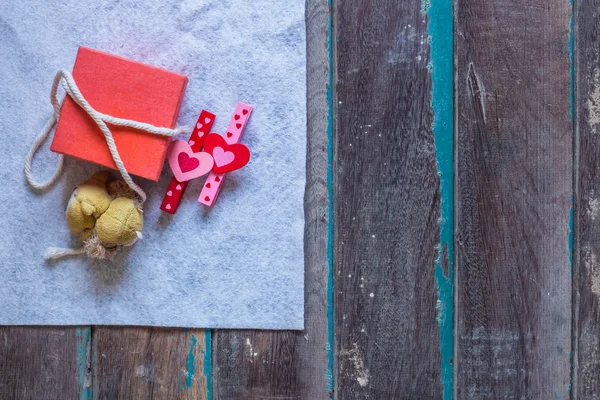 Los regalos en la madera vieja — Foto de Stock