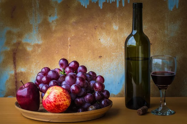 Fruit en wijn op tafel. — Stockfoto