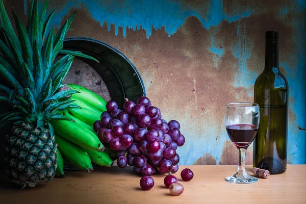 Obst und Wein im Hintergrund — Stockfoto