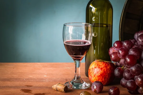 Glas wijn op houten — Stockfoto