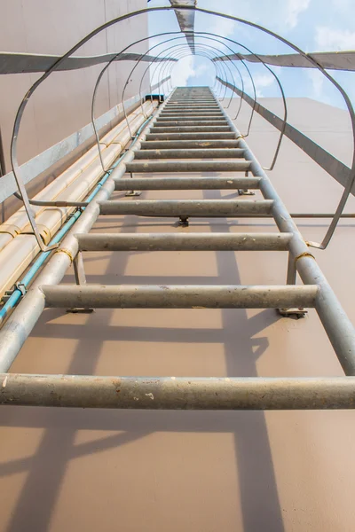 Ladders op het dak van een hoog gebouw — Stockfoto