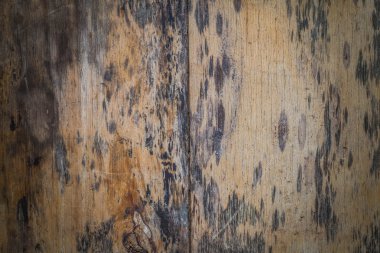 Eski ahşap kalıp siyah yamalar ile