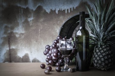 Kadeh şarap ve meyve ile üzerinde vintage.