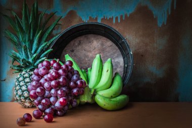 Üzüm ve muz bir sepet içinde