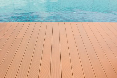 Havuzun uzun kenarları çıtalı.