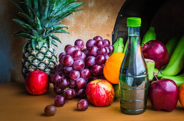 Bottiglie di succo e frutta su un legno — Foto Stock