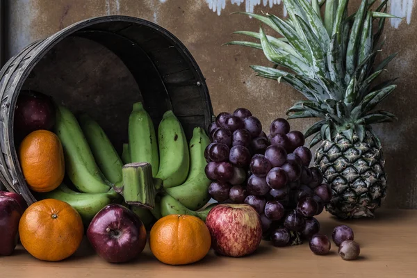Vers fruit op een houten bord. — Stockfoto