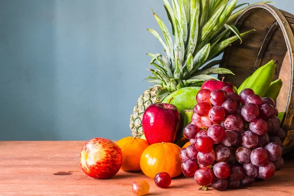 Fruta da fazenda em uma madeira — Fotografia de Stock